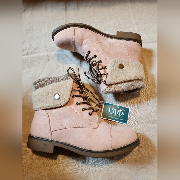 Cliffs by WHITE MOUNTAIN Shoes - Wide Width NWT Cliffs by White Mountain Lace Up Boots in Mauve Pink